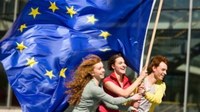 Foto di studenti con bandiera Ue