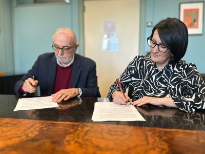 Foto firma protocollo intesa con presidente Assemblea e Libera 