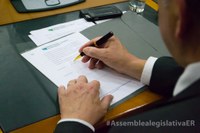 Immagine stock dell'atto di firma di una legge/documento