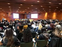 Foto della Sala polivalente gremita di persone