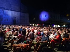 pubblico in piazza