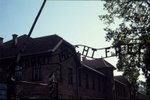 Auschwitz, 2000. La scritta Arbeit macht frei, sovrastante il cancello di ingresso del campo di concentramento denominato Auschwitz I
