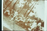 Auschwitz, estate 1944. Ingrandimento di una fotografia scattata clandestinamente da un membro del Sonderkommando del Crematorio V. Un gruppo di donne, dopo essersi spogliato all’aperto, sta per entrare nella camera a gas.