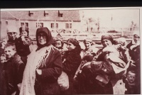 Auschwitz, 1944. Un gruppo di donne ebree provenienti dall’Ungheria sta per entrare nell’area del Crematorio II. Sullo sfondo, il Crematorio III.