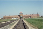 Auschwitz, 2006. La nuova rampa ferroviaria e la torretta di guardia, construite nel 1944