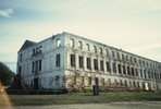 Isole Solovki, 2000. Rovine dell’edificio della foresteria, adibito a direzione del lager, nella Baia della prosperità, sull’Isola grande. 