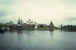 Russia, 2000. Profilo del monastero, fotografato da una nave in arrivo alle isole Solovki 