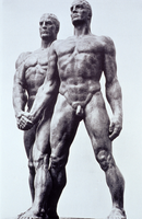 Parigi, 1937. Cameratismo, di Josef Thorak. Le figure, alte sette metri, ornavano il padiglione tedesco all’Esposizione internazionale di arte, artigianato e scienze.