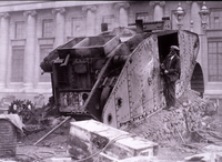 Germania, 1919. Dopo la disfatta, un carro armato tedesco viene distrutto.