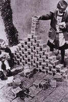 Germania, 1923. Alcuni bambini usano come giocattoli pacchi di banconote prive di ogni valore.