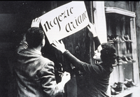 Italia, 1938. Fotografia riportata da Il Resto del Carlino, il 17 dicembre, per dimostrare l’adesione degli italiani alla campagna antisemita del regime.