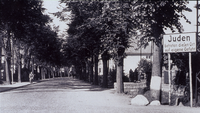 Germania, 1935. Cartello antisemita all’ingresso di una città. La scritta recita: Gli ebrei entrano in questo villaggio a loro rischio e pericolo.