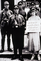 Cuxhaven, Bassa Sassonia, 1933. Una donna ariana viene pesantemente insultata in pubblico, per il fatto di avere avuto una relazione con un uomo ebreo.