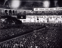 Germania, anni Trenta. Manifestazione antisemita nazista. Sullo sfondo, campeggia lo slogan Gli ebrei sono la nostra disgrazia (Die Juden sind unser Unglück).