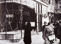 Germania, 10 novembre 1938. Vetrine in frantumi, dopo la Kristallnacht.