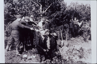 Unione Sovietica, 1941. Assassinio di civili in una regione imprecisabile (forse in Lituania). Si noti, sulla destra, la presenza di un gruppo di curiosi che assistono alla scena dell’esecuzione.