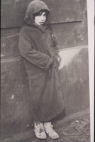 Ghetto di Varsavia, 1941. Una bambina. Foto di Joe Heydecker