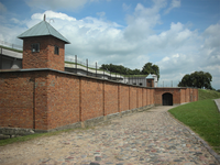 Kaunas, 2007. La porta del Forte IX, da cui uscivano gli ebrei condotti alla fucilazione. A qualche centinaio di metri, le immense fosse comuni.