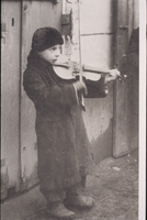 Ghetto di Varsavia, 1941. Un bambino. Foto di Joe Heydecker
