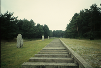 Polonia, 2000. Monumento, sulla banchina ferroviaria di Treblinka.