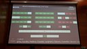 Il tabellone con l'esito del voto