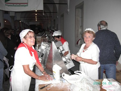 Donne dell'associazione emiliano-romagnola, cucinando la piadina nella fiera
