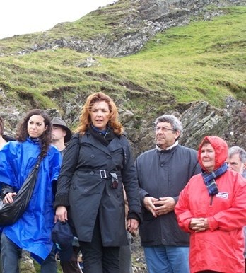 La Presidente Silvia Bartolini insieme ai familiari delle vittime del nubifragio, nel cimitero