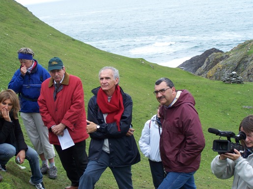 I familiari delle vittime nel cimitero insieme al Sindaco di Borgo Val di Taro, Giuseppe Conti