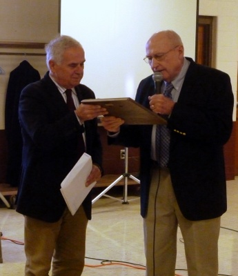 Il Sindaco di Ladd, Mike Grivetti, consegna una targa al Comune di Gaggio Montano 