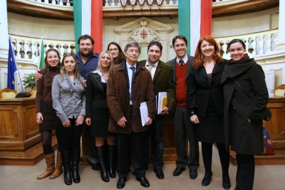 Il Presidente Errani e la Presidente Bartolini con i nuovi consultori giovani