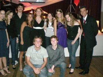 La presidente della consulta, Silvia Bartolini con il gruppo di giovani dell'associazione Bandeirante ER