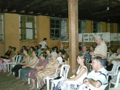 Durante l'esecuzione del gruppo chorro, nell'associazione bandeirante ER