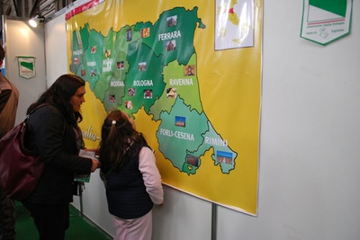 Visitatrici di fronte alla cartina della regione Emilia Romagna