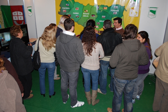 Visitatori di fronte alla cartina della regione Emilia Romagna