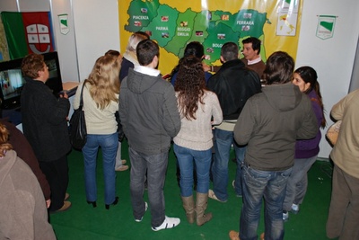 Visitatori di fronte alla cartina della regione Emilia Romagna