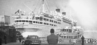 La nave Conte Biancamano a Napoli nel 1960 per il suo ultimo viaggio. Foto Wikipedia Commons