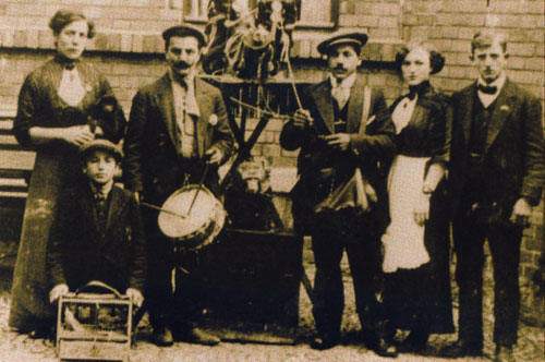 Una compagnia di orsanti. Foto del Museo degli Orsanti di Compiano.