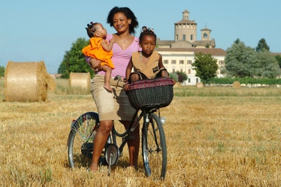Mamma e bimbe in bici