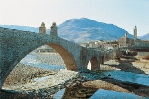 Ponte Gobbo sul fiume Trebbia XI secolo, Bobbio (Piacenza)