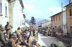 Soldati americani della decima divisione in marcia sull'Appennino bolognese (aprile 1945, foto Cruz Rios)