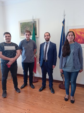 I giovani italo-marplatensi che hanno partecipato alla "Diplomatura 2021" visitando al Dr. Santo Purello, Console d' Italia a Mar del Plata.