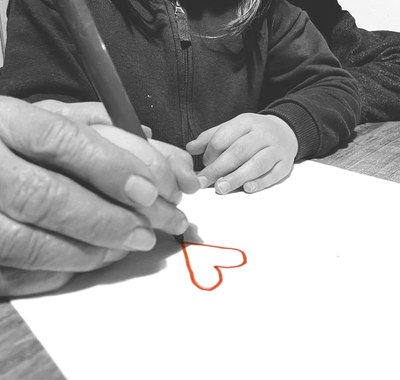 8_Un vecchio a un bambino lo prese per mano.jpg