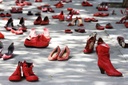 scarpe rosse per ricordare le vittime di violenza domestica 