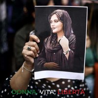 “Donna, vita, libertà” il grido delle donne e degli uomini iraniani che protestano contro il regime dittatoriale islamico