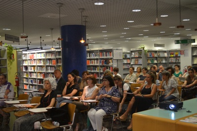 Il pubblico ascolta interessato la relazione