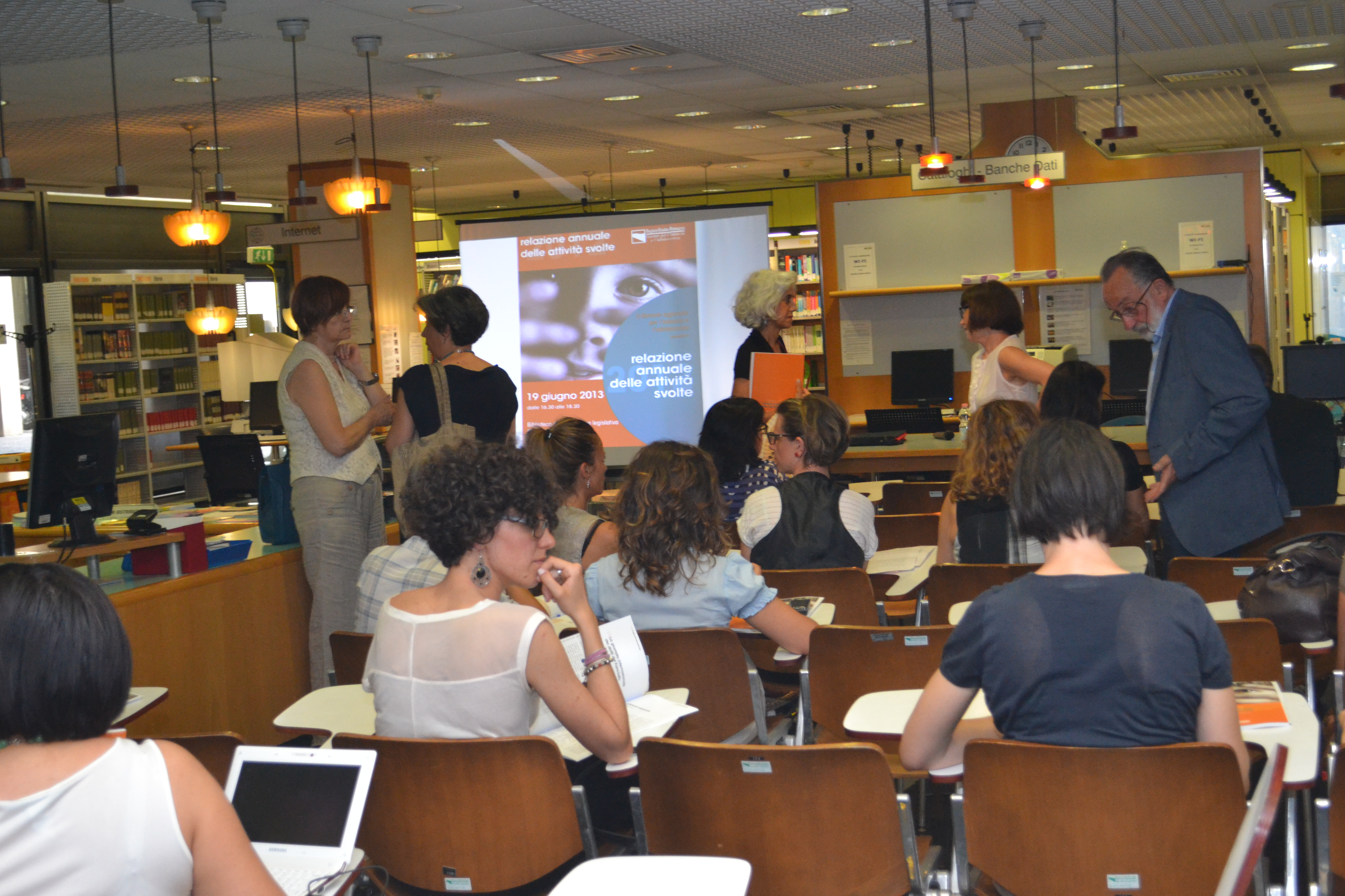 Il pubblico prende posto in biblioteca