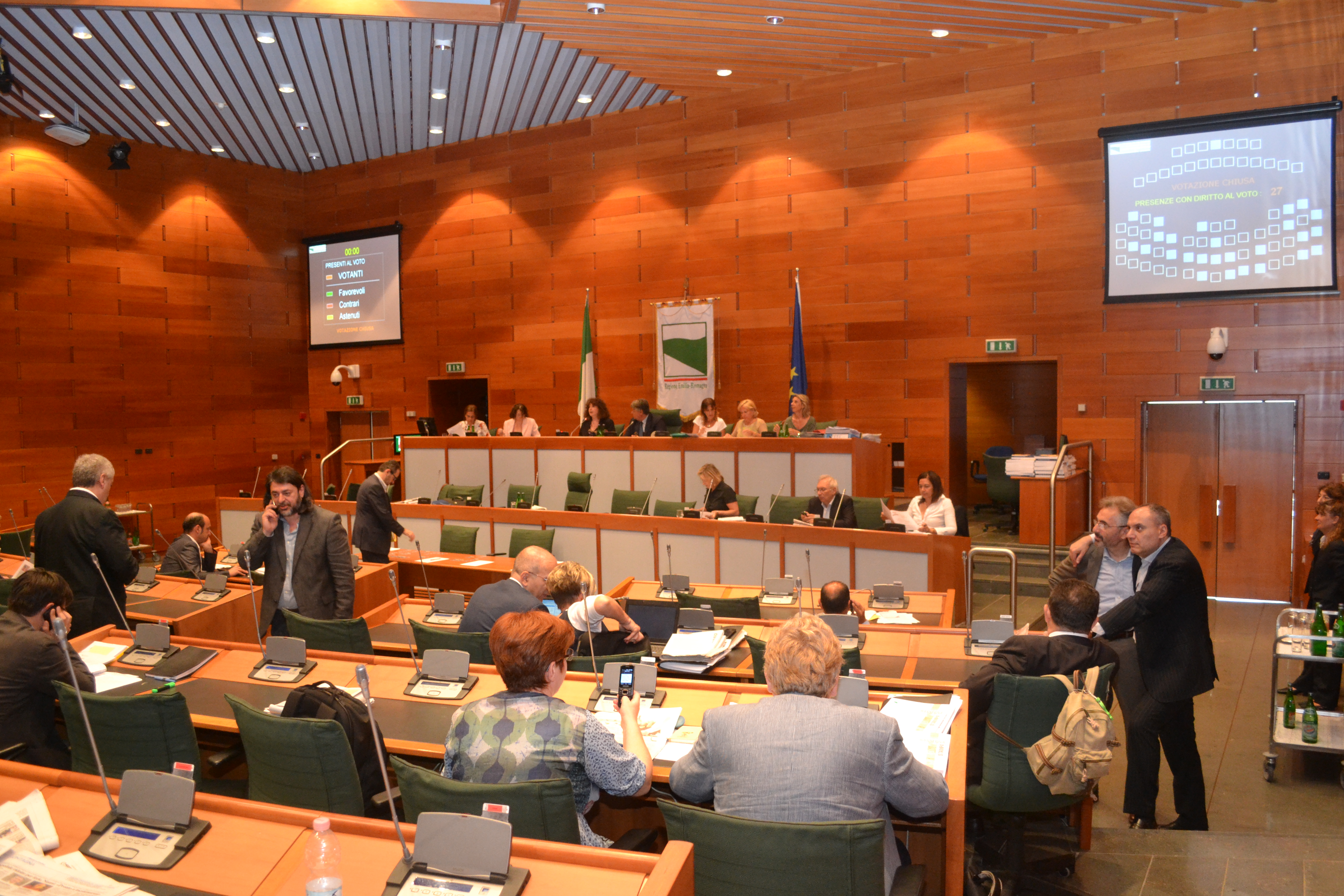 I consiglieri prendono posto in aula