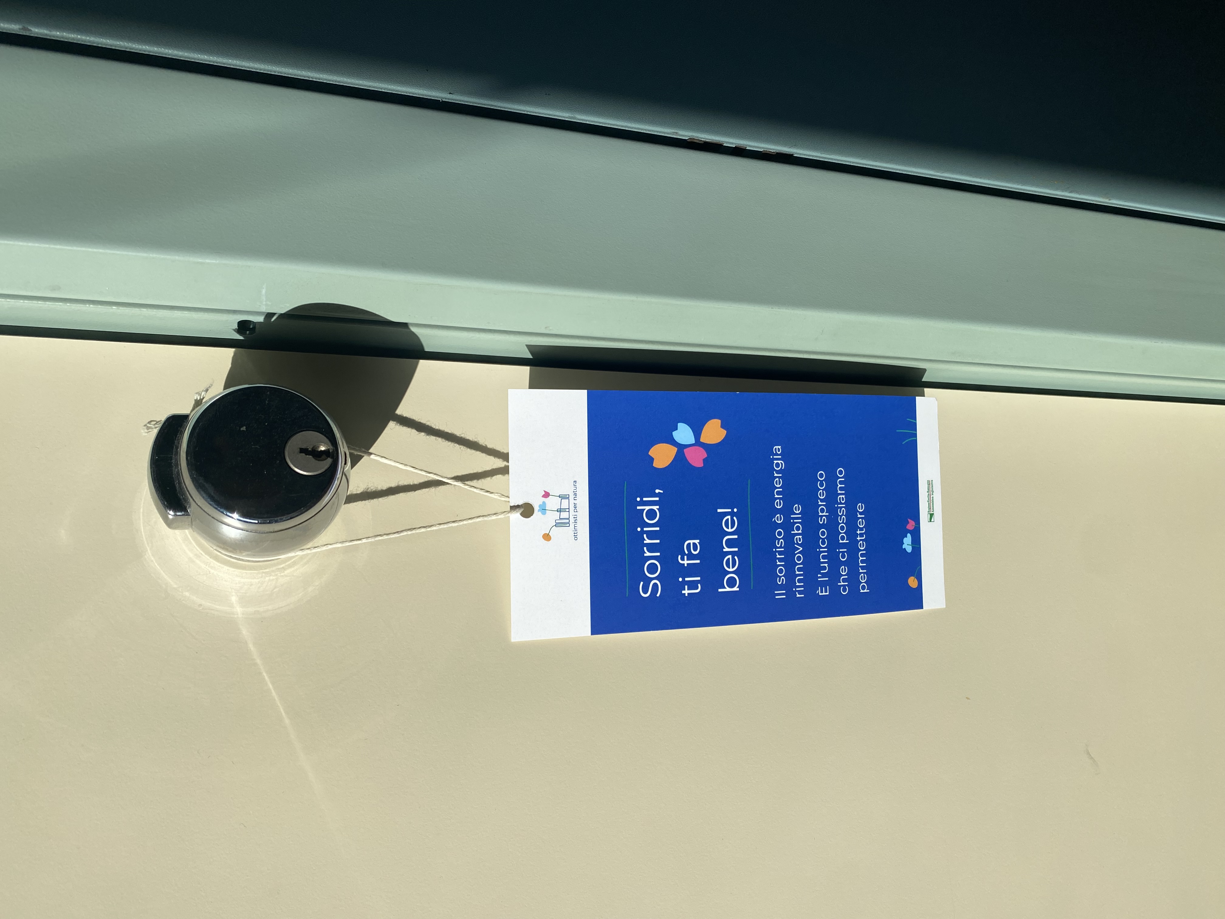 foto cartello maniglie