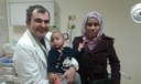 Il piccolo Salam con dottore e mamma